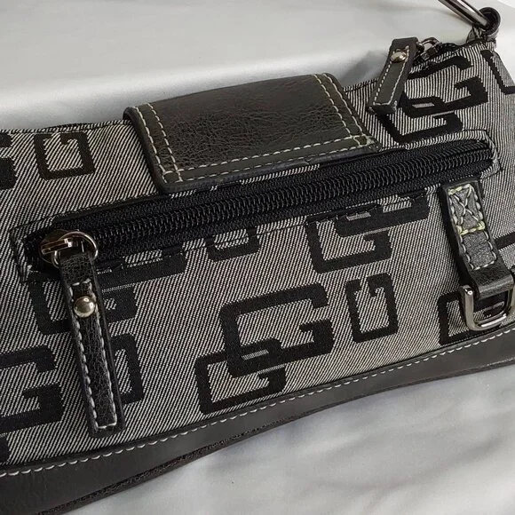 'GUESS' STUDDED MONOGRAM SHOULDER BAG SIGNATURE BIMBO BAGUETTE - Picture 6 of 16